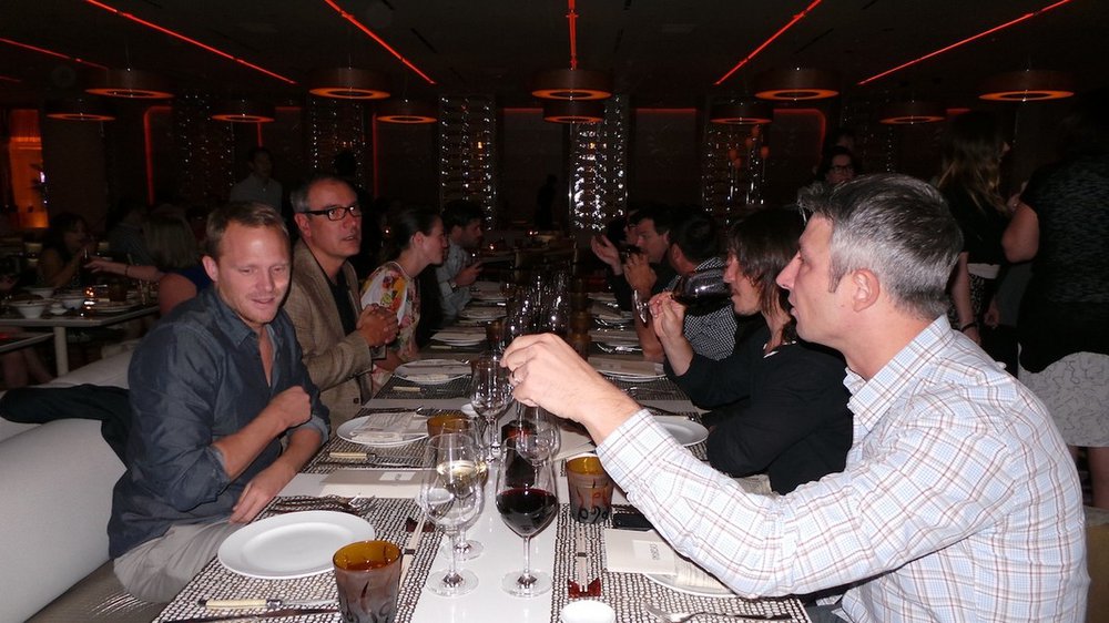 Andreas Ullenius, Olivier Apers, Maxi Itzkoff, Jose Miguel Sokoloff, and various judges having a great time mingling at dinner at Andrea's